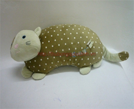 Mèo nhồi bông nằm